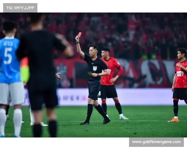 成都蓉城揭幕战红牌成转折点，姜至鹏肘击致深圳十人应战陷被动